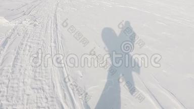 滑雪板上的雪影，在堪察加火山的自由之旅拍摄的框架，在8号古普罗拍摄的原型模式